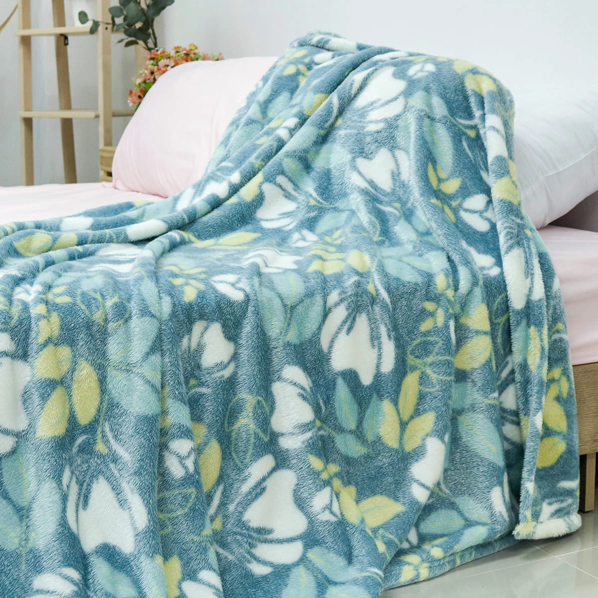 100% Recycled Polyester Frosted Printed Plush Blanket (Blue Flowers)