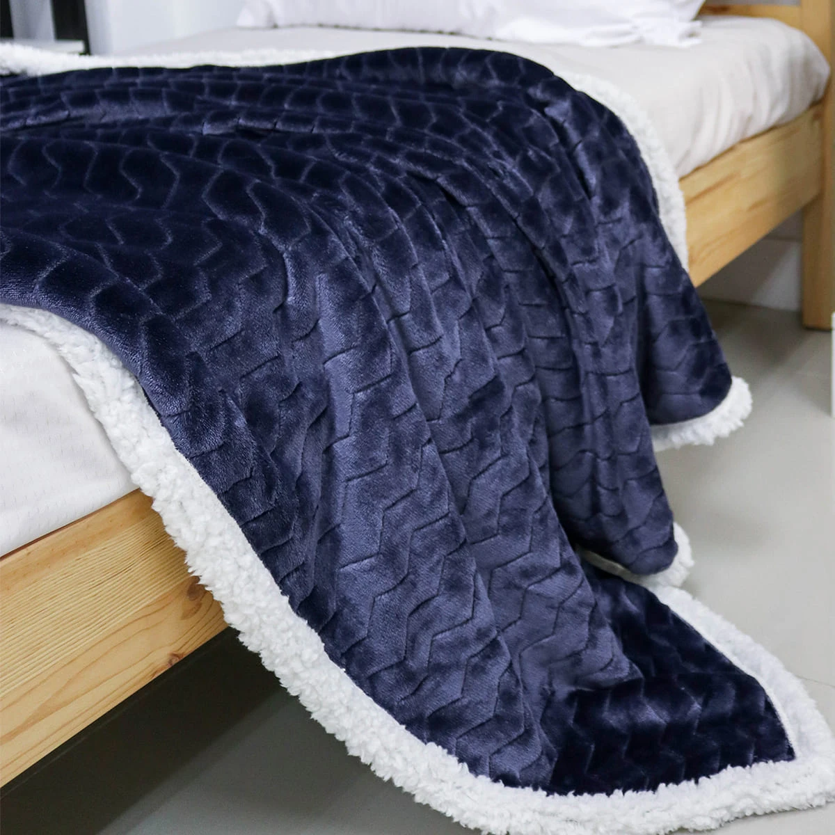 100% Recycled Polyester Zig Zag Pattern Jacquard Flannel Reversible Sherpa Blanket (Navy, White)