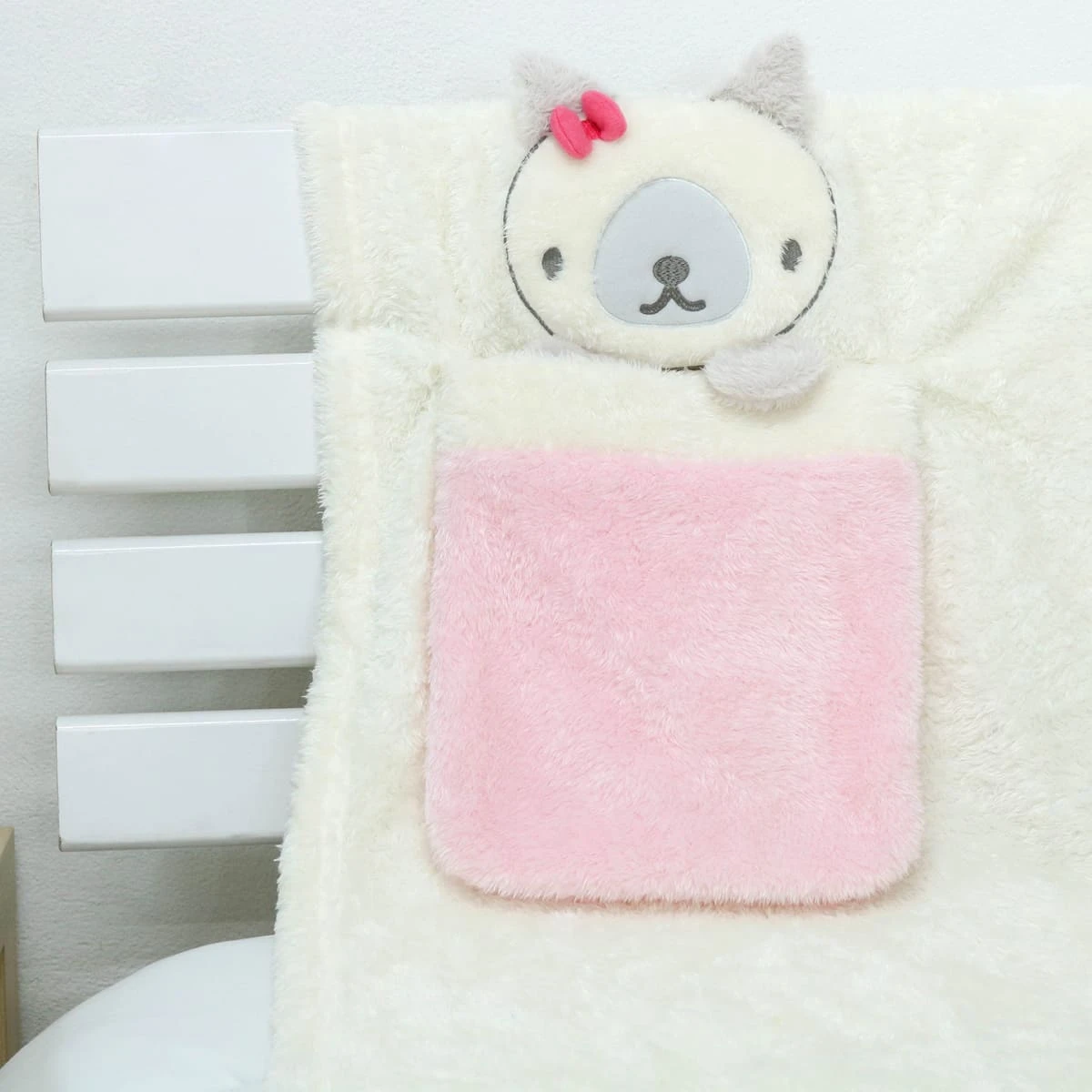 Blankar 3D Embroidery Portable Plush Blanket (White)