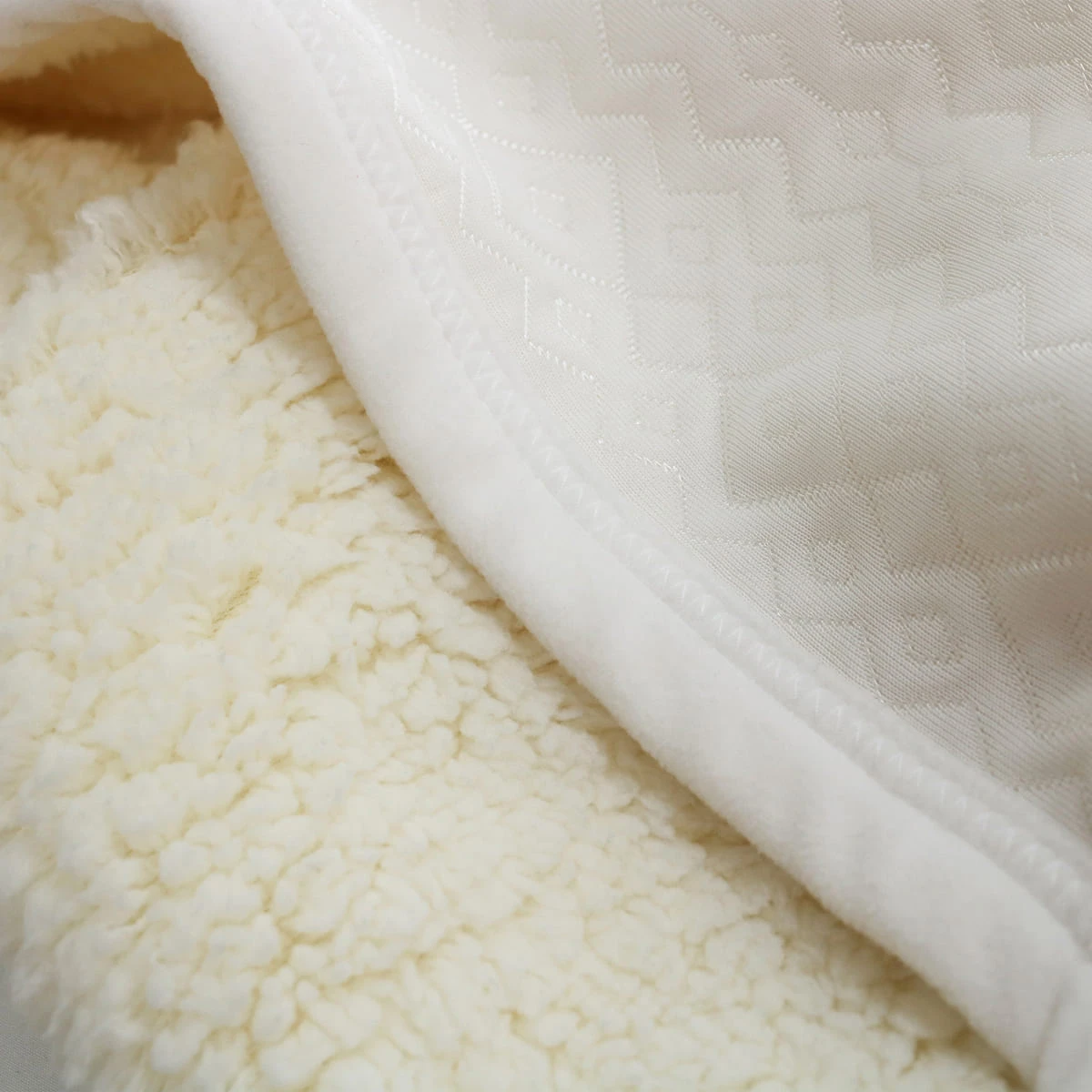 Diamond Quilt Pattern Reversible to Sherpa Blanket (Cream)