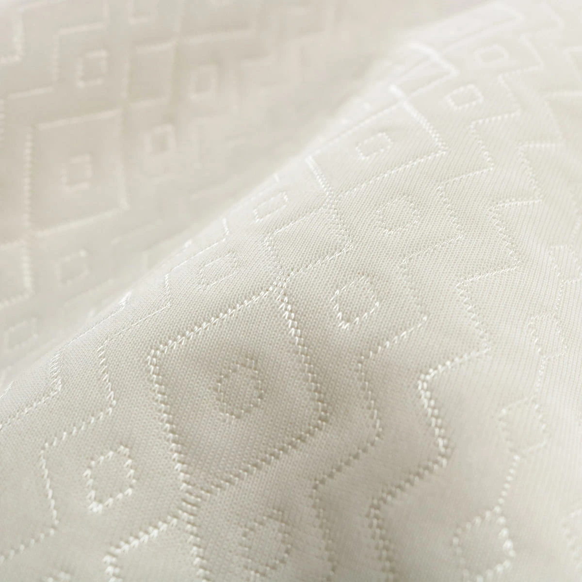 Diamond Quilt Pattern Reversible to Sherpa Blanket (Cream)