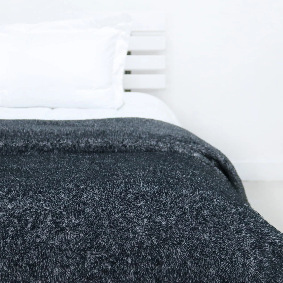 Frosted Plush Blanket (Black)