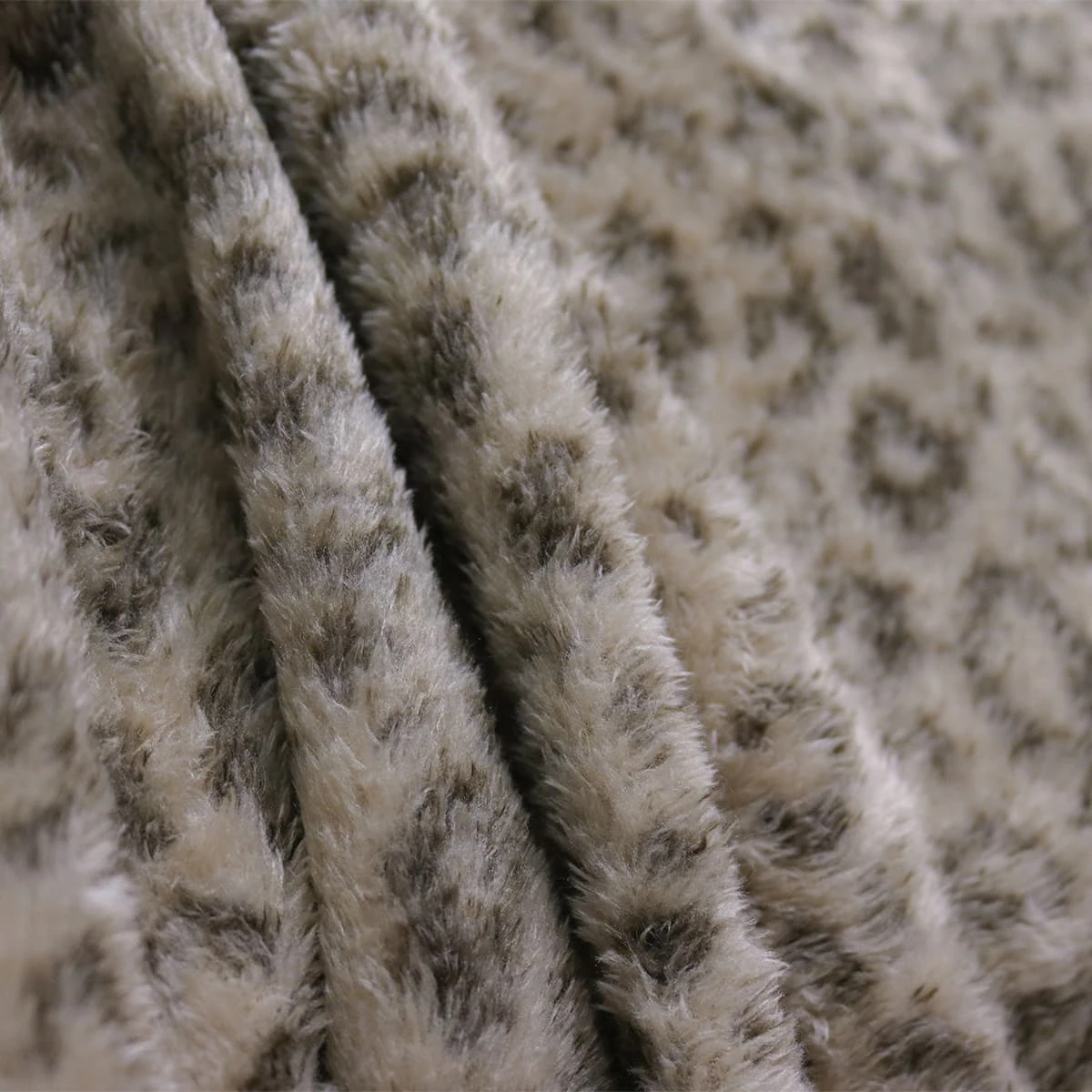 Leopard Frosted Printed Plush Blanket (Brown)