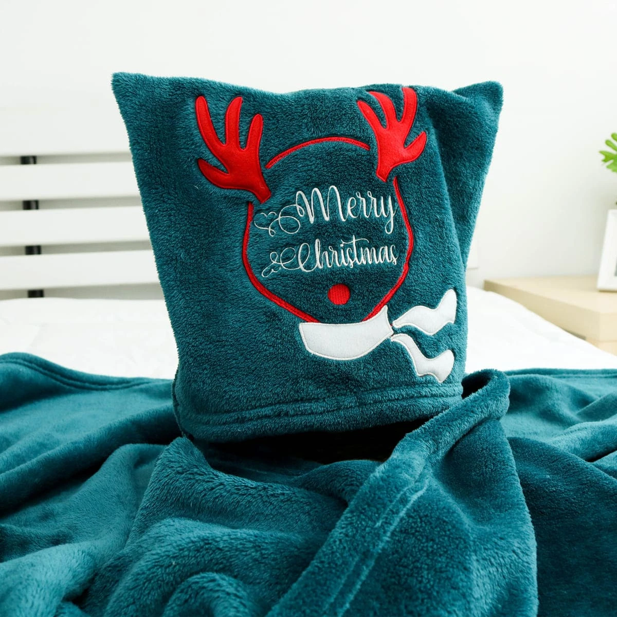 Merry Christmas Reindeer Embroidery Plush Hooded Blanket (Dark Green)