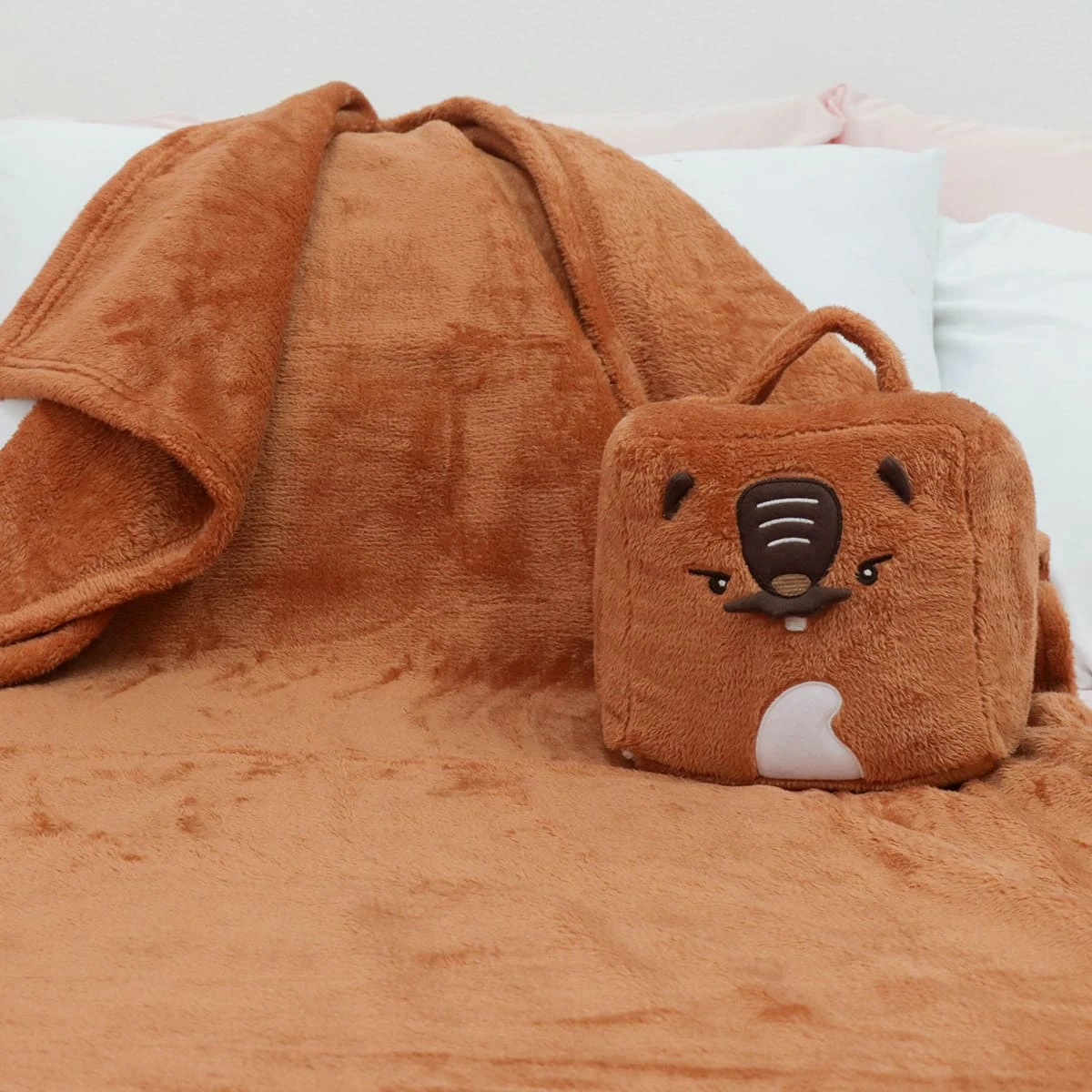 Muddy 3D Embroidery Cube Shape Plush Carry-on Blanket (Brown)