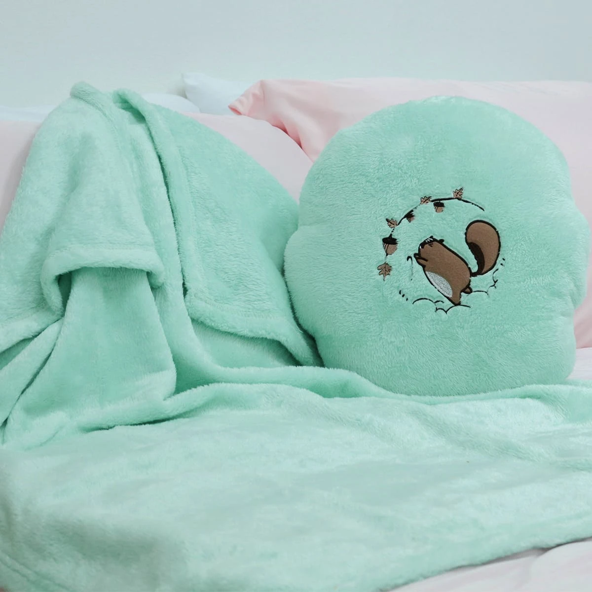 Muddy Embroidery Plush Hand Warmer Pillow Blanket (Green)