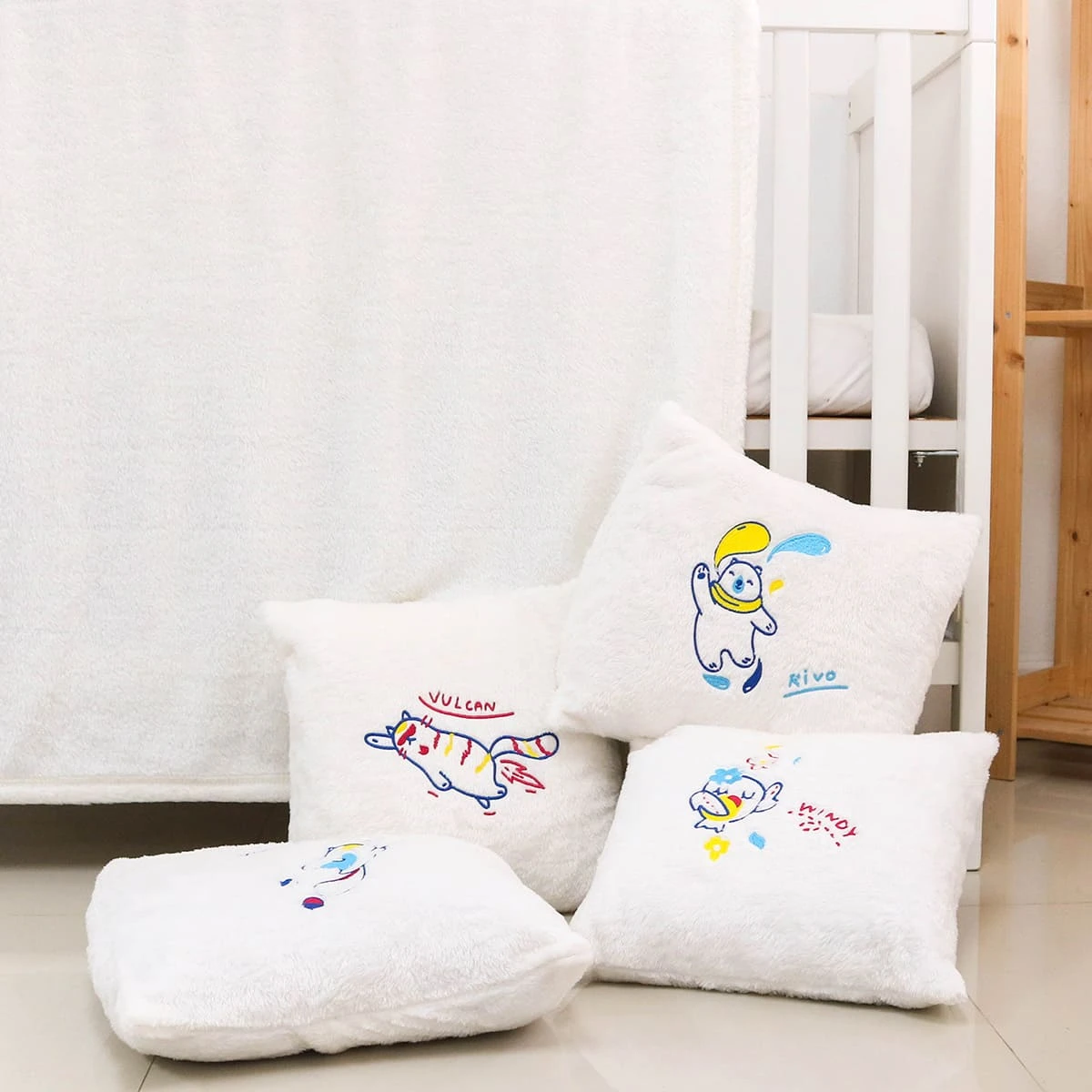 Muddy Embroidery Plush Pillow Blanket (White)