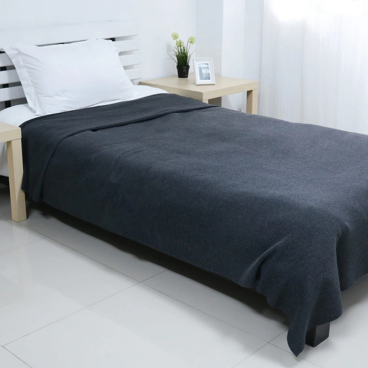 Recycled Pleat Fleece Bedspread (Dark Grey)