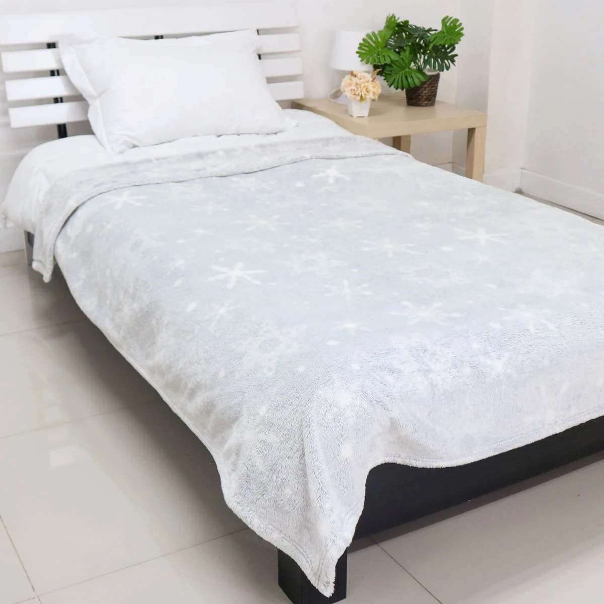 Snowflake Printed Frosted Plush Blanket (Silver Grey)